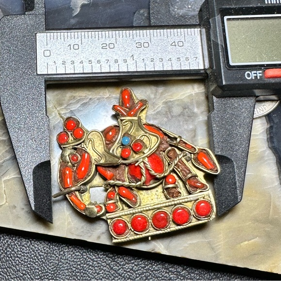 1900's Tibetan Brass and Coral Revered Elephant Brooch, 3D Pieced Inlay Vintage - Picture 5 of 5